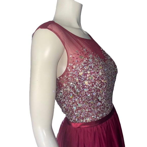 Cinderella Divine Burgundy Hi-Low Prom Dress 16 Beaded Sequins Formal Gown
✨ - Picture 7 of 17